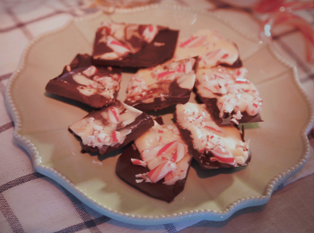 step7: 用刀切塊或用手捏出不規則既片狀上碟享用，或可用透明包裝袋入好用絲帶札好送給朋友作聖誕小吃