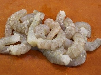 step2: 鮮蝦去殼，挑出腸泥，加少許鹽用水沖洗乾淨。