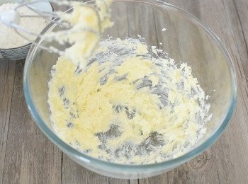 step1: 先用打蛋器打發牛油，打至淡黃色及呈乳霜狀，再下糖拌勻