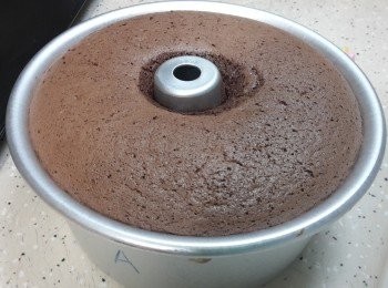 step9: 出爐後，立即連模倒扣旦糕，以防熱空氣往下聚，而令旦糕凹陷。

以下圖片為剛出爐，未倒扣的樣子，飽滿，沒有凹陷，沒有裂痕便合格了^^