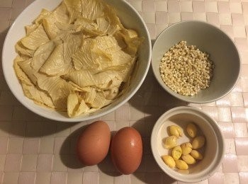 step1: 腐竹要先沖水洗乾淨，再用涷水浸軟，然後撕開一細片；