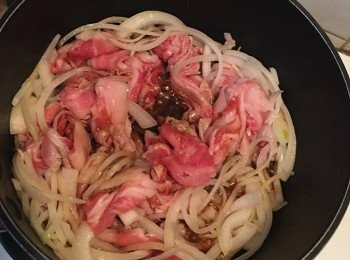 step4: 加入豚里脊肉及燒汁，煮熟(約3-4分鐘)