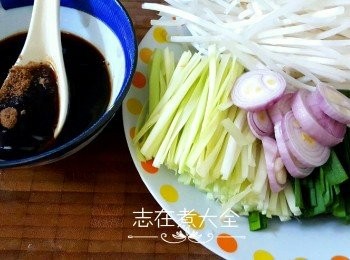 step1: 韮菜、韮黃、銀芽和乾蔥洗乾淨切好，調味料準備好備用