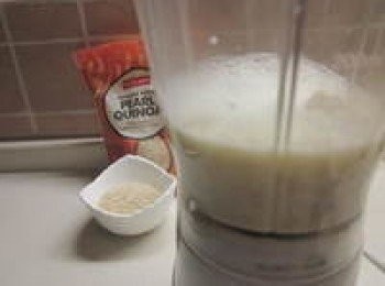 step3: 蔾麥加上一部份的<span class="group_2">布丁液</span>放果汁機攪打至無顆粒