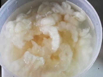 step1: 先用沸水煮鳳爪一分鐘，去除雪味。然後將鳳爪切開一半，再浸入冰水內，放入雪櫃20分鐘備用