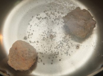 step3: 將蝦泥捏成球狀並下水鍋煮熟後備用。