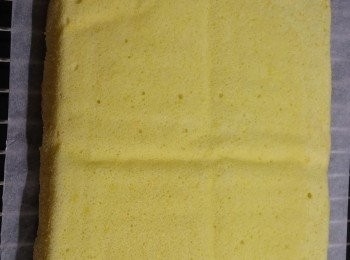 step7: 焗爐預熱，160C焗8-10分鐘
蛋糕出爐後，輕力撕去牛油紙，放上網架待涼