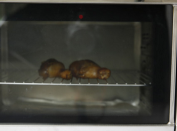 step4: 烤箱底部鋪上一層錫紙，將醃制好的雞腿放進預熱至220度的烤箱中層的烤網上，烤制10分鐘，再轉180度烤20分鐘