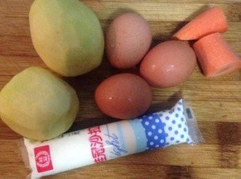 step1: 馬玲薯去皮洗淨，雞蛋煮熟，小黃瓜用鹽把外皮洗幹淨備用