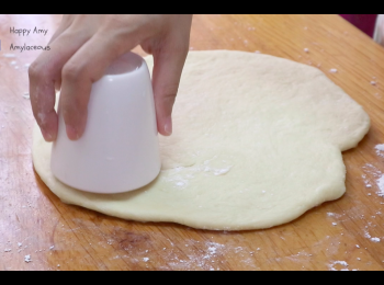 step5: 於桌上撒上麵粉，放上已發酵麵糰，桿平至4厘米厚。