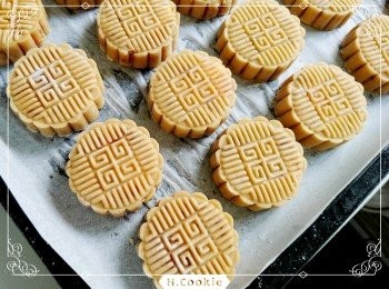 step4: 將<span class="group_1">食材</span>放入月餅模型內（模子內先撒少許麵粉），再輕壓成型