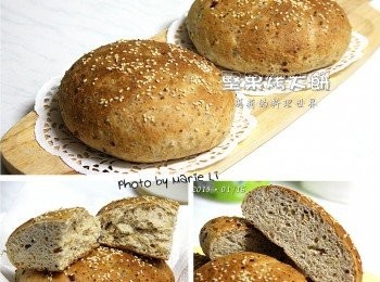 step6: 這大餅，外表看起來不怎麼樣
其實粉類也是自己靠著想法去搭配的
出爐後的樸實模樣
實在讓人也沒能對它抱持太高的期望

可是，當我的手指碰觸到它時
發現它居然無比的綿軟
以為會很乾的內在卻鬆軟好吃
每一口都能品嘗到堅果豐富的香氣
越嚼越香，不小心就把一大塊吃光光了~

孩子們真得很捧場
兩三下每人一大塊就清光光了。
弟弟試吃後的講評：
『我覺得蔓越莓乾不要切，要大顆一點會更好吃。』
媽媽：『‧‧‧‧‧』

※這樣的一塊大餅其實相當於平常的兩塊麵包量耶~