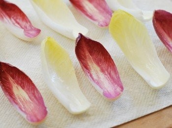 step1: 將苦苣葉逐葉剝開，以飲用水洗淨後擦乾備用