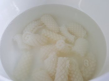 step1: 魷魚汆水，徹底抹至完全乾，備用。