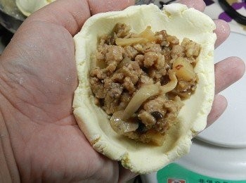 step10: 每60克分一個，包入<span class="group_1">內餡</span>