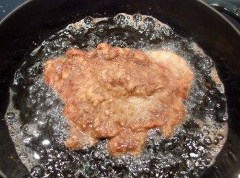 step8: 將肉片兩面都炸至表面酥脆。完成前將油溫提高至180度c,將排骨炸至酥脆,起鍋後放至網架上或廚房專用吸油紙上即可。