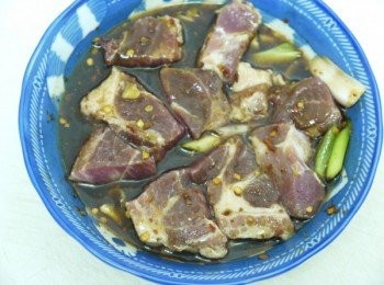 step1: 將祥興畜牧場黑珍豬肉豬梅花肉切成小塊狀，依序將調味料加入稍加抓揉入味。