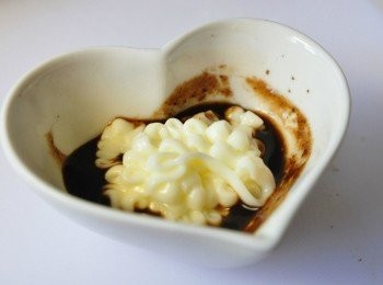 step5: 倒出適量老梅膏和擠出適量的沙拉