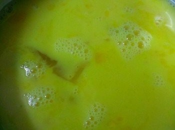 step2: 把蛋加<span class="group_2">調味</span>料打成蛋液~ 接下來的動作~很抱歉~單手沒辦法拍出步驟><