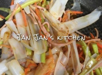 step6: 將材料炒軟，最後下調味汁炒勻即可。
可依粉皮及材料的份量自行調節調味汁。