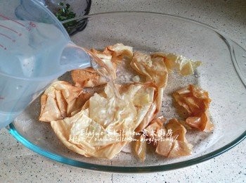 step9: 盛起放入器皿內加入冰水浸過面靜待15分鐘