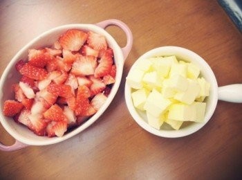 step2: 將草莓們清洗乾淨後切成小丁狀!!!奶油也切成小丁狀備用!!