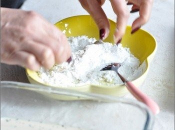 step2: 再用廚紙吸乾水份，用手按上薯仔粉