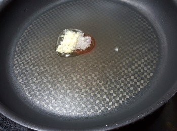 step2: 用少許油起鑊,先鑤香乾蔥及蒜蓉(如喜歡食辣亦可以加1條紫天椒爆香)