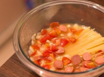 step3: 取出，加入材料 B拌勻，意粉中間折斷再加入，麵條要浸到汁料裡，蓋著叮7分鐘