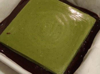 step6: 再取一個模型，鋪上烤焙紙。先倒一半的巧克力液，並放上內餡。（外膜這次選用15*15*3cm）
