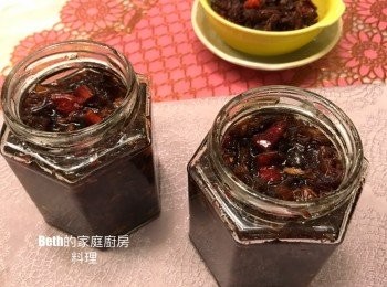 step10: 趁熱裝入用熱水煮過乾燥後的玻璃瓶或保鮮盒保存即可。

做好的XO醬放在室溫保存1-3天再開蓋食用，<span class="group_1">食材</span>的味道會互相融合最是好吃。開瓶後要冷藏保存。