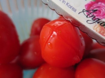 step3: 蕃茄仔洗淨後,先用刀仔於皮上輕界十字(今次我用較大粒車厘茄,可用細型蕃茄較容易食)