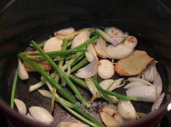 step6: 薑、蒜頭、乾慕、蔥爆香