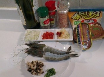 step1: 主要<span class="group_1">食材</span>:紅蔥頭，洋蔥，番茄，生香菇，辣椒，切丁，蒜仁，羅勒切細末