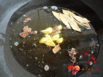step1: 鍋中放入一大碗油,加入<span class="group_2">香料</span>用中小火炸(可自行挑選材料)