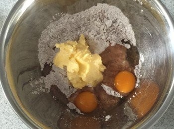 step3: 用機把材料先用低速攪拌，再用中速打勻。最後加入牛奶攪滑。