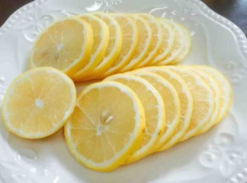 step4: 檸檬切片，也要稍微擦乾一下。