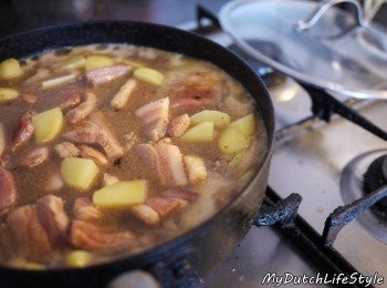 step4: 馬鈴薯約7分熟後，即可將五花肉放入一起燉煮。