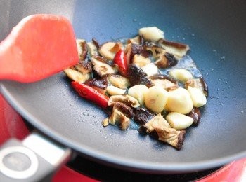 step2: 以少許的油先與蒜粒、香菇、辣椒爆香