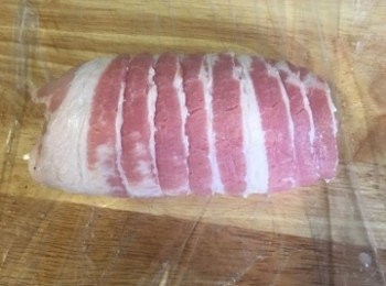 step4: 4. 將煙肉慢慢地向上卷實，包著<a href="https://bit.ly/2ZxapeY" target="_blank" data-keyword="雞扒" class="guide-link"><strong>雞扒</strong></a> <span style="display:inline-block;vertical-align:middle;margin-top:-3px;color:initial;border-radius:3px;padding:2px 3px;font-size:12px;line-height:14px;background:#87d300;color:#fff;">即買</span> 卷好，
再用保鮮紙包實煙肉雞卷，左右兩邊用繩綁好結。