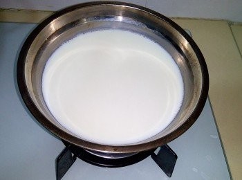 step2: 先把鮮奶倒在小鍋裡加熱，下糖，待糖煮溶後便可熄火（不用把鮮奶煮滾）。