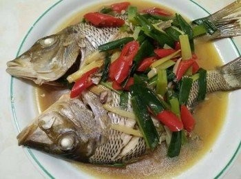 step3: 再放入少許水、醬油，大約煮個10-15分鐘看魚有沒有熟，