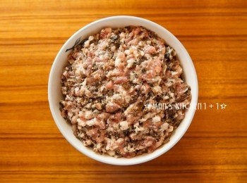 step4: 最後找一個適合的碗將絞肉放入碗裡並且蓋上鋁箔紙(或蓋子)後，放進蒸籠蒸熟即可。