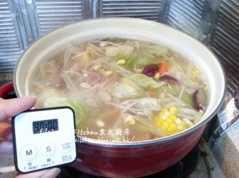 step8: 用中火煲30分鐘後轉慢火(不需加蓋) 煲1 1/2小時