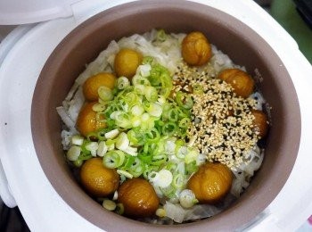 step5: 飯跳起，撒上蔥末與炒香的黑白芝麻拌均即可