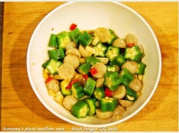 step6: 將已調合好的涼拌醬汁直接倒入碗中，與<span class="group_1">食材</span>相互拌勻。