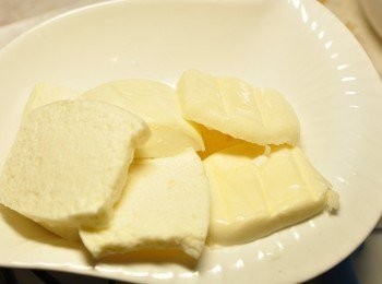 step3: 接著將饅頭一片片吸收適量牛奶再快速撈起放至盤中備用