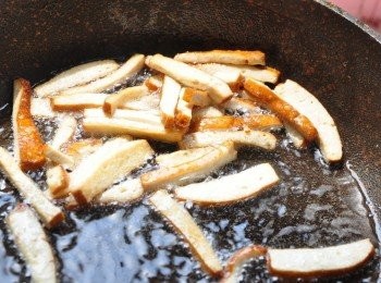 step3: 接著放入豆干絲炸過瀝油