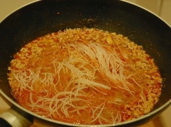 step4: 加入粉絲拌勻（粉絲先用開水浸軟），讓粉絲吸收湯汁