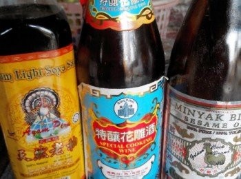 step1: 沙锅里倒入麻油用小火慢慢的爆香姜片～